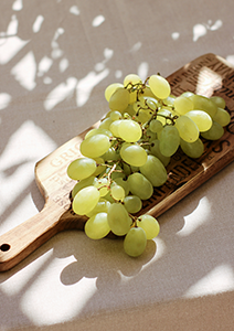 a bunch of green grapes